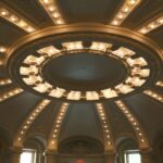 Un élégant luminaire de plafond moderne installé dans un salon lumineux, ajoutant une touche de design et de fonctionnalité.