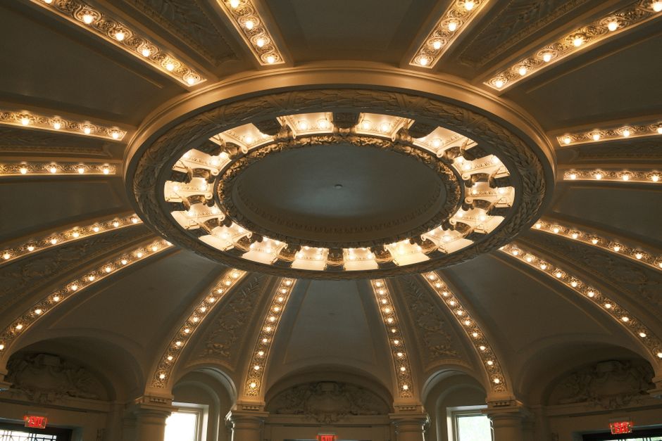 Un élégant luminaire de plafond moderne installé dans un salon lumineux, ajoutant une touche de design et de fonctionnalité.